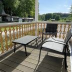 Коттедж (Цветной с террасой и двумя спальнями), База отдыха Времена года