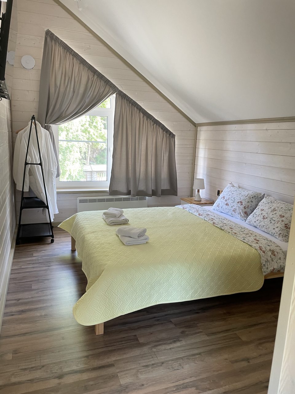 Коттедж (Желтый Дом), База отдыха Времена года