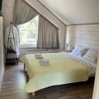 Коттедж (Цветной с террасой и двумя спальнями), База отдыха Времена года