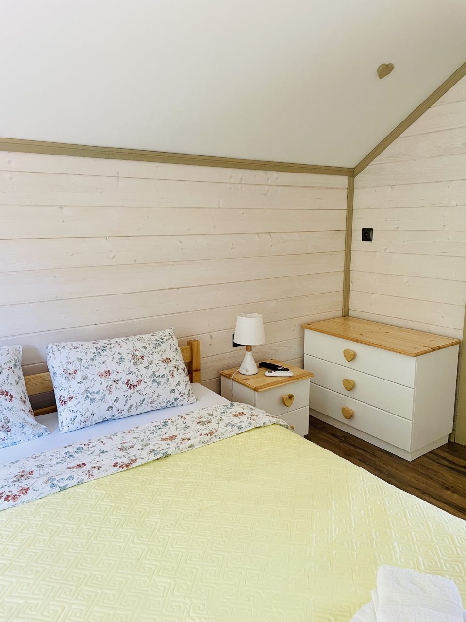 Коттедж (Желтый Дом), База отдыха Времена года