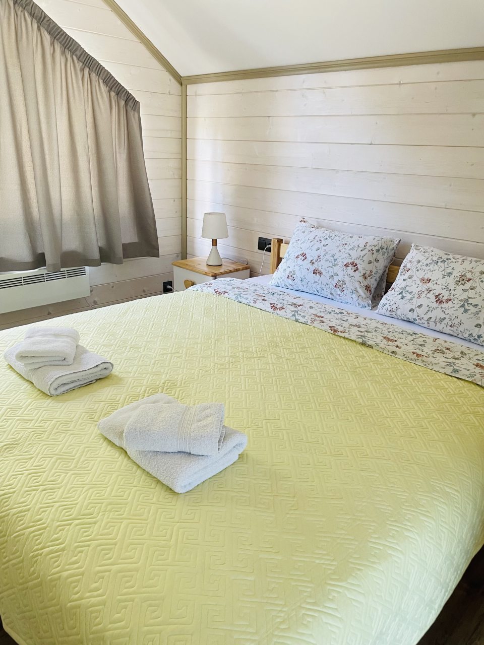 Коттедж (Желтый Дом), База отдыха Времена года