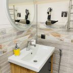 Коттедж (Цветной с террасой и двумя спальнями), База отдыха Времена года