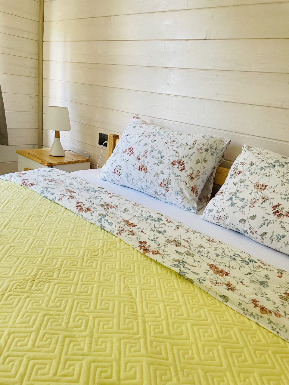 Коттедж (Желтый Дом), База отдыха Времена года