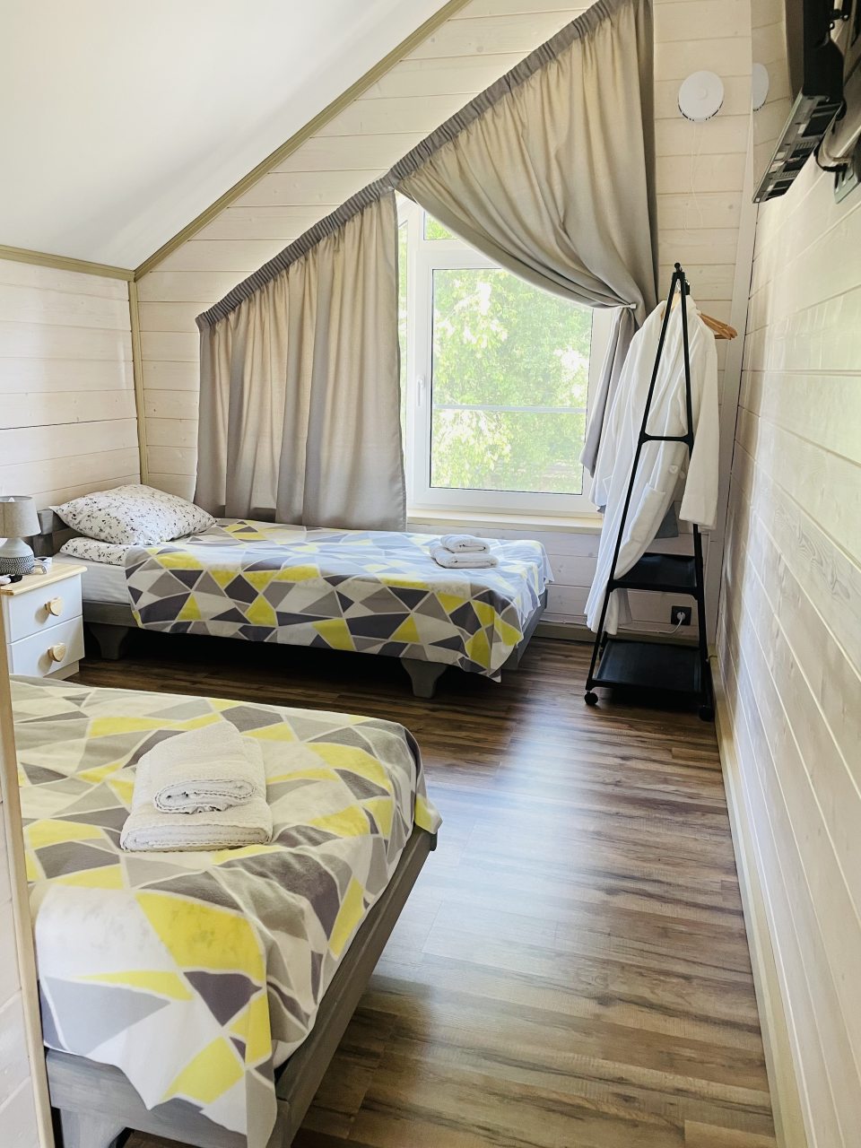 Коттедж (Желтый Дом), База отдыха Времена года