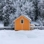 Коттедж (Цветной с террасой и двумя спальнями), База отдыха Времена года