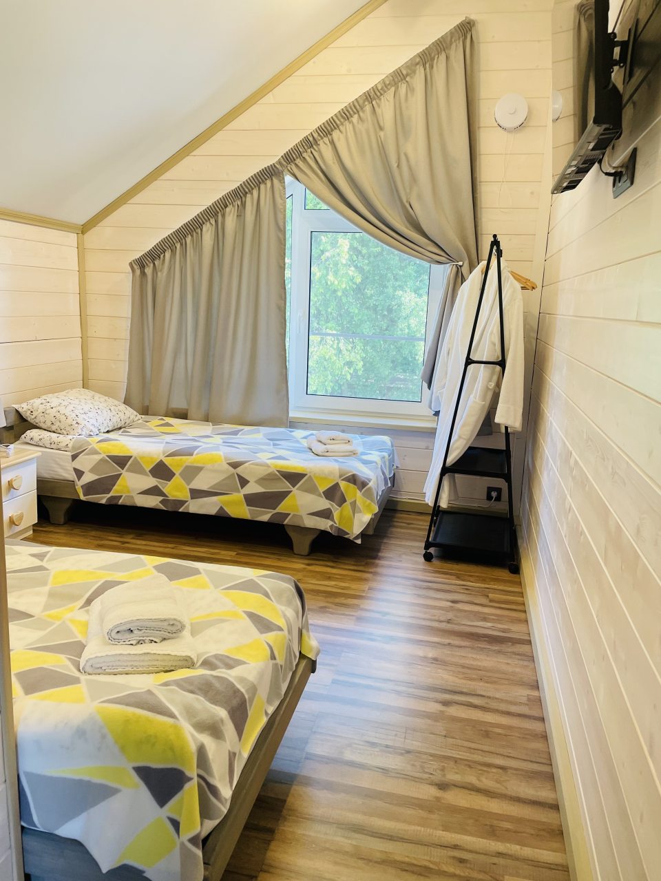 Коттедж (Желтый Дом), База отдыха Времена года