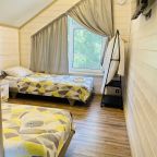 Коттедж (Цветной с террасой и двумя спальнями), База отдыха Времена года