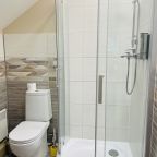 Коттедж (Цветной с террасой и двумя спальнями), База отдыха Времена года