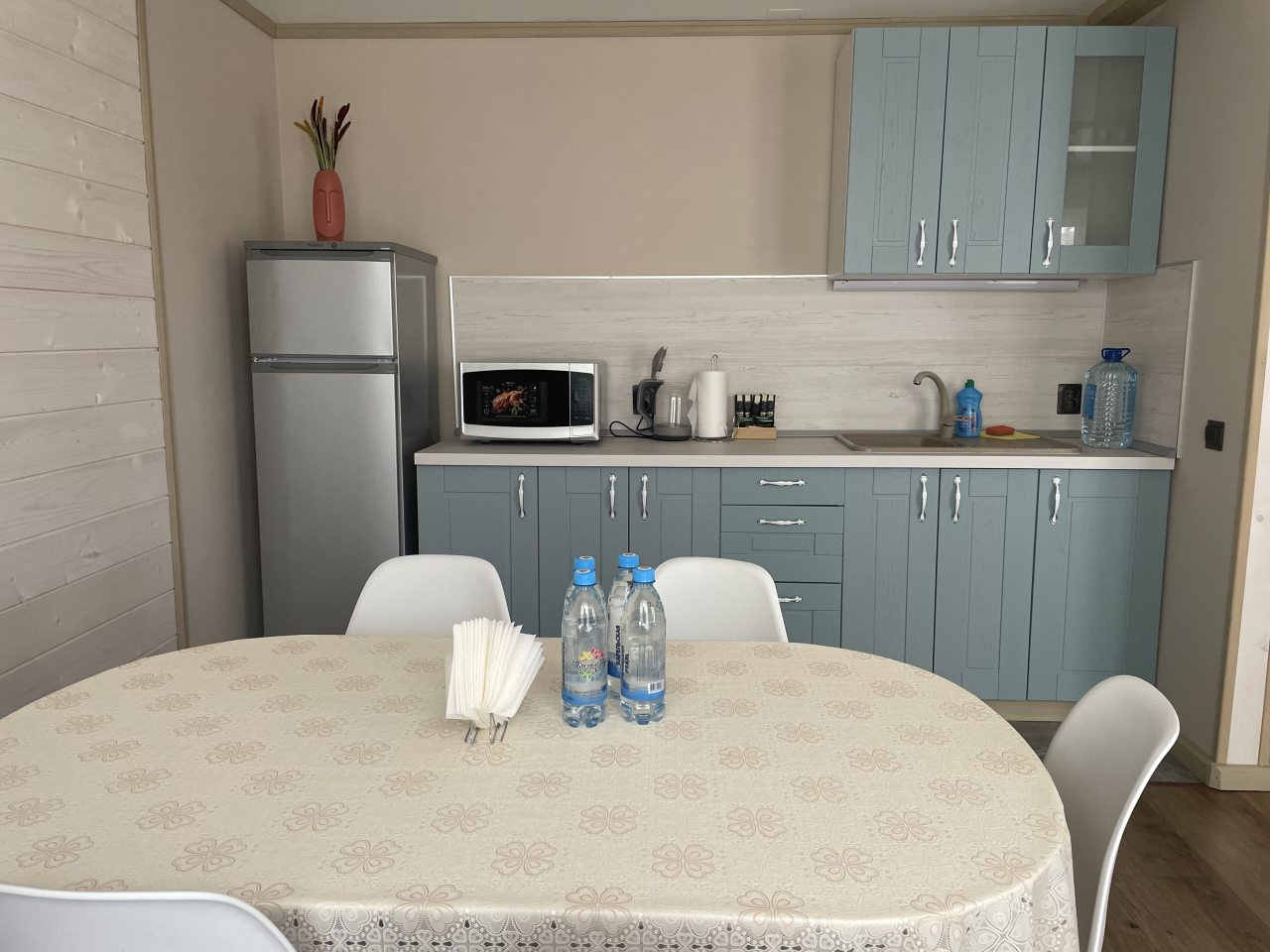 Коттедж (Желтый Дом), База отдыха Времена года