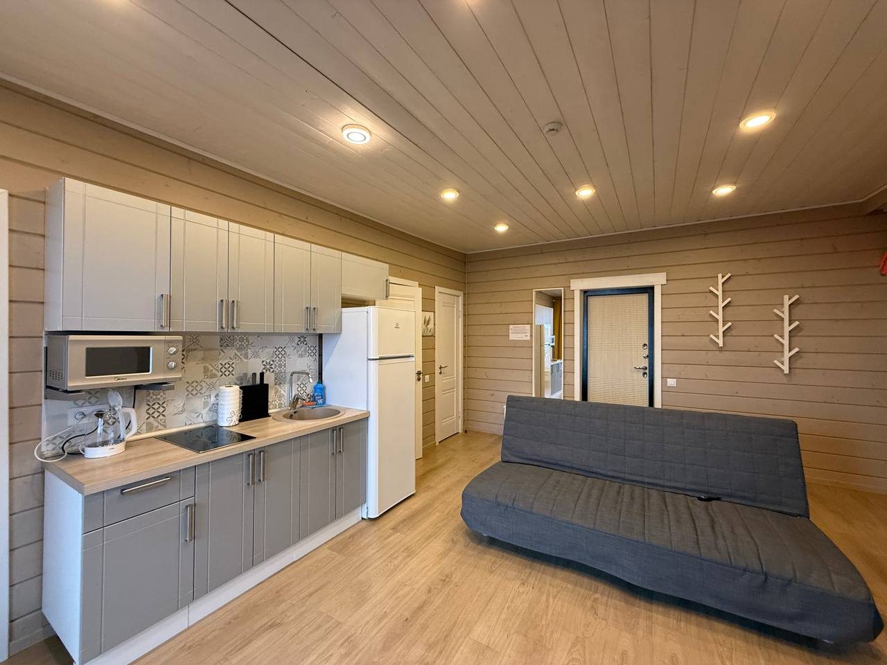 Дом (На воде с сауной), База отдыха Времена года