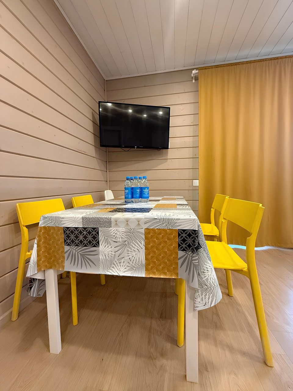 Дом (На воде с сауной), База отдыха Времена года