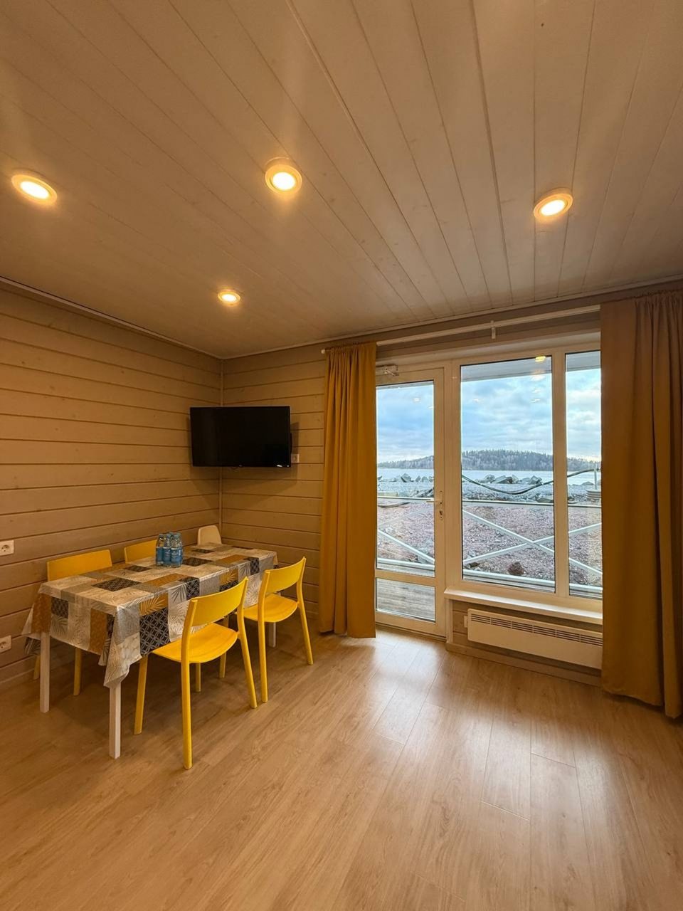 Дом (На воде с сауной), База отдыха Времена года