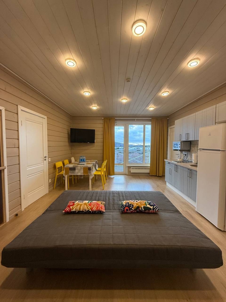 Дом (На воде с сауной), База отдыха Времена года