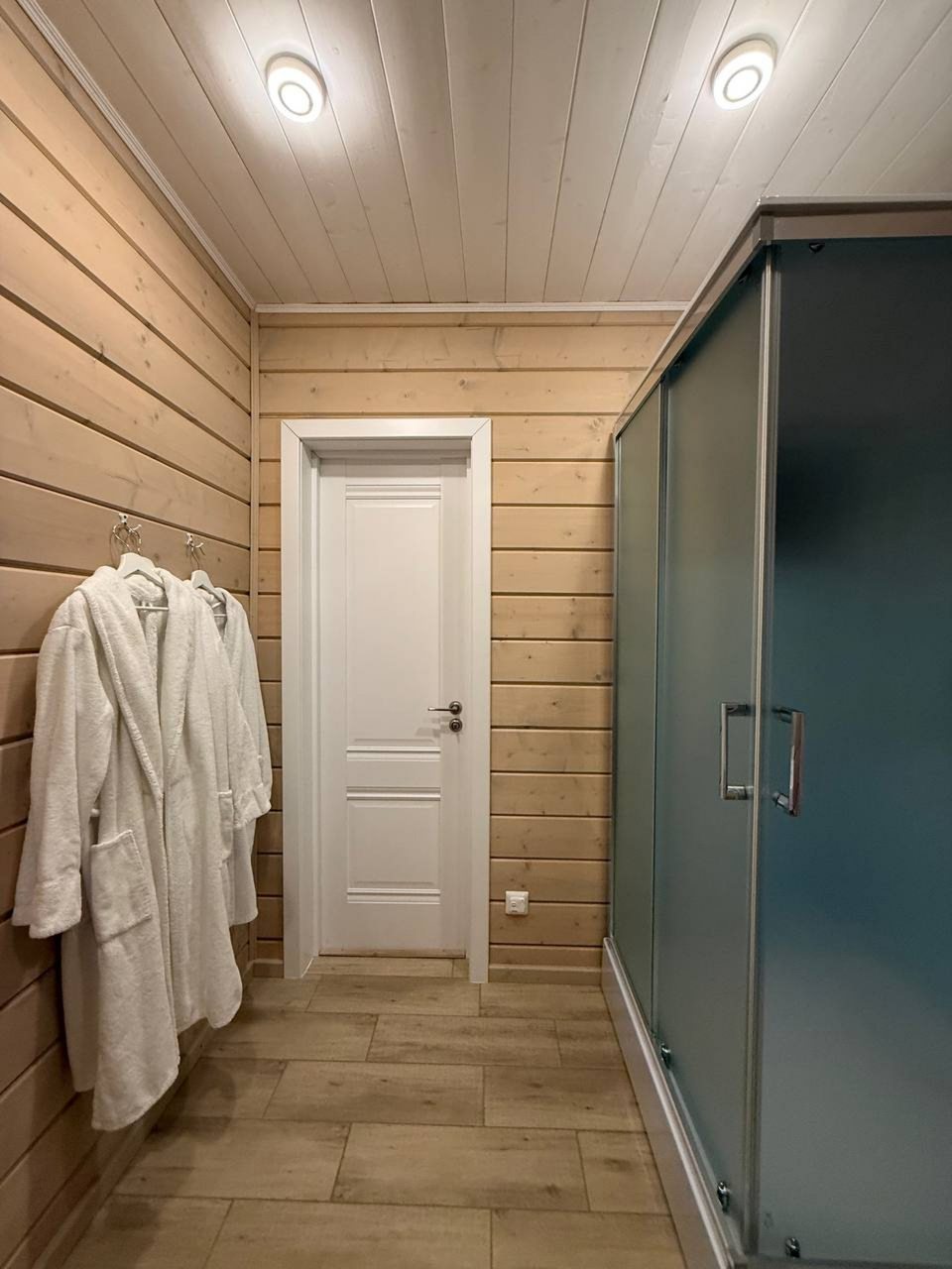 Дом (На воде), База отдыха Времена года