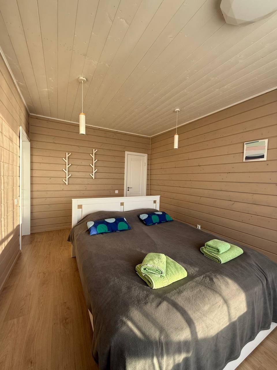 Дом (На воде), База отдыха Времена года