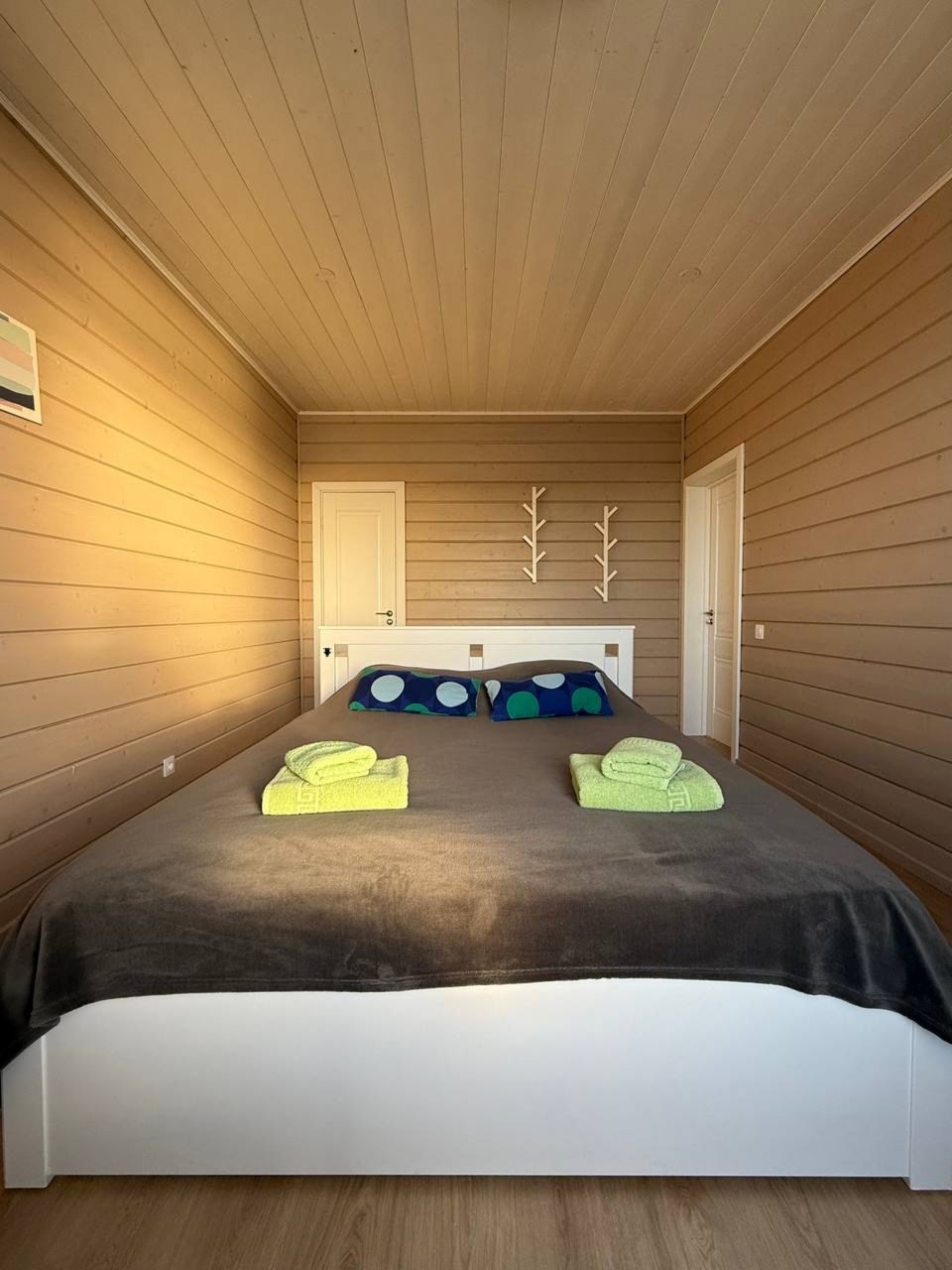 Дом (На воде), База отдыха Времена года