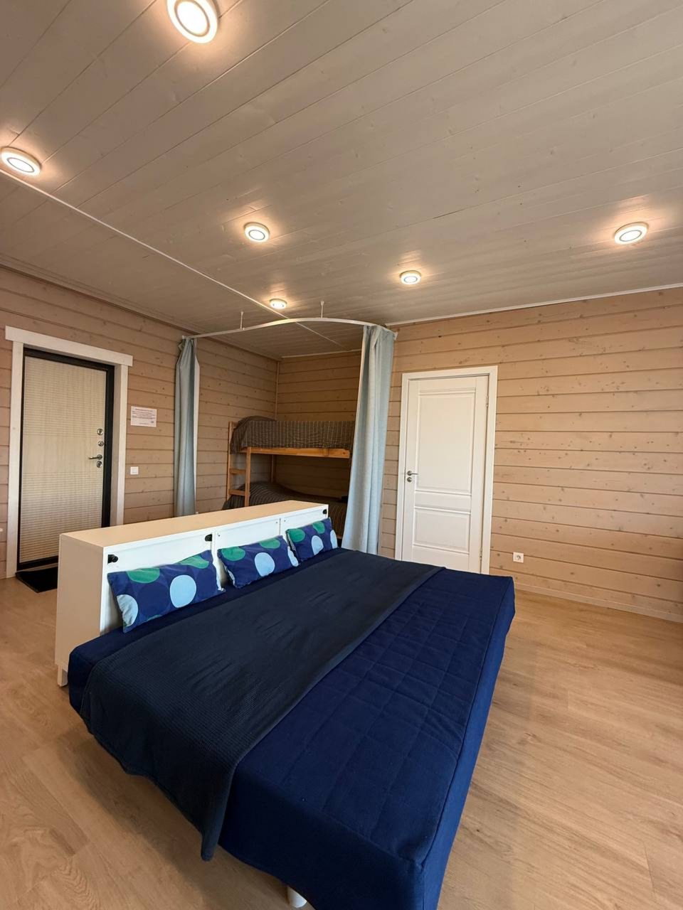 Дом (На воде), База отдыха Времена года