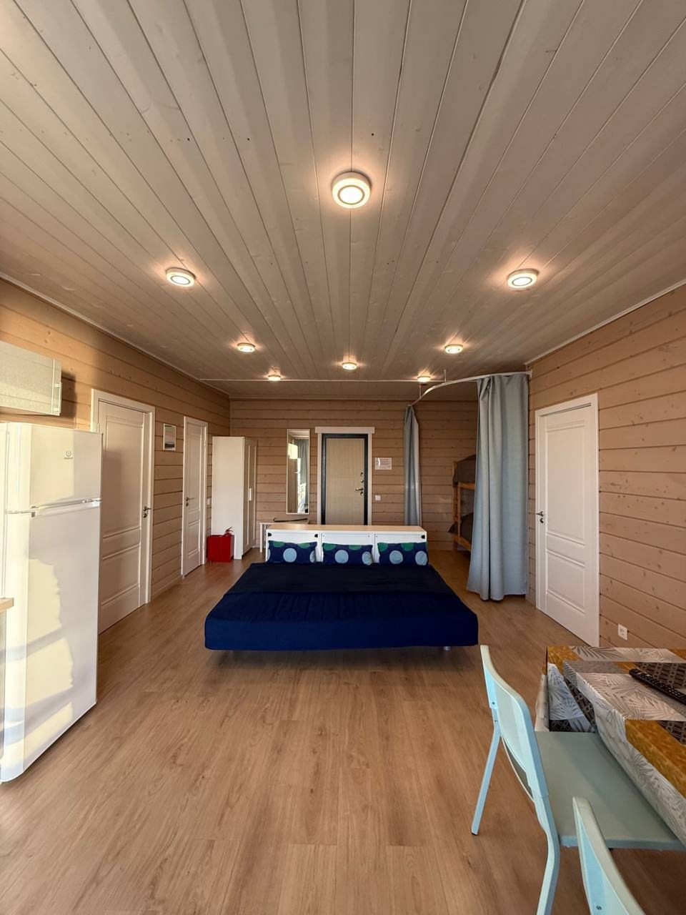 Дом (На воде), База отдыха Времена года