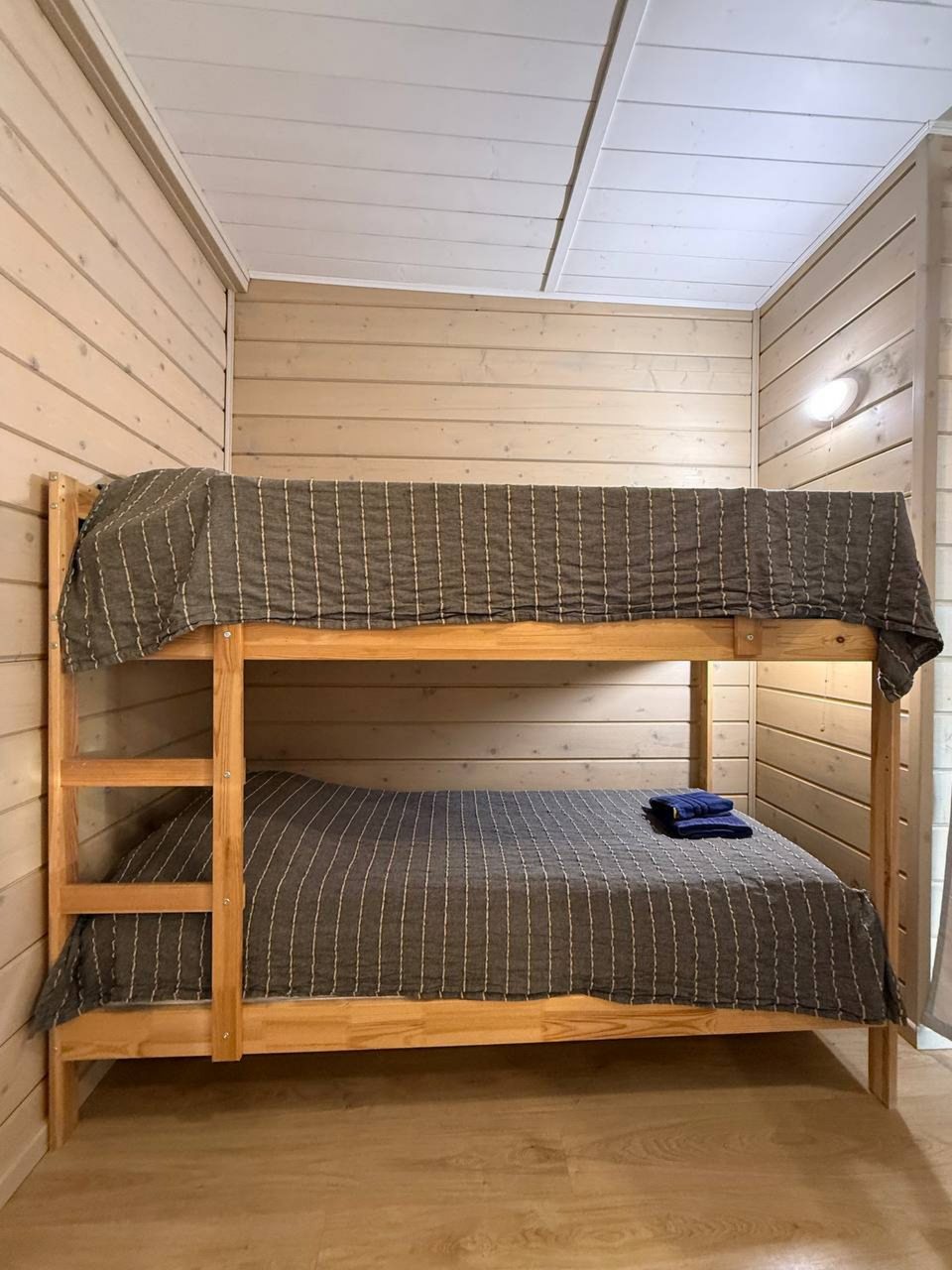 Дом (На воде), База отдыха Времена года