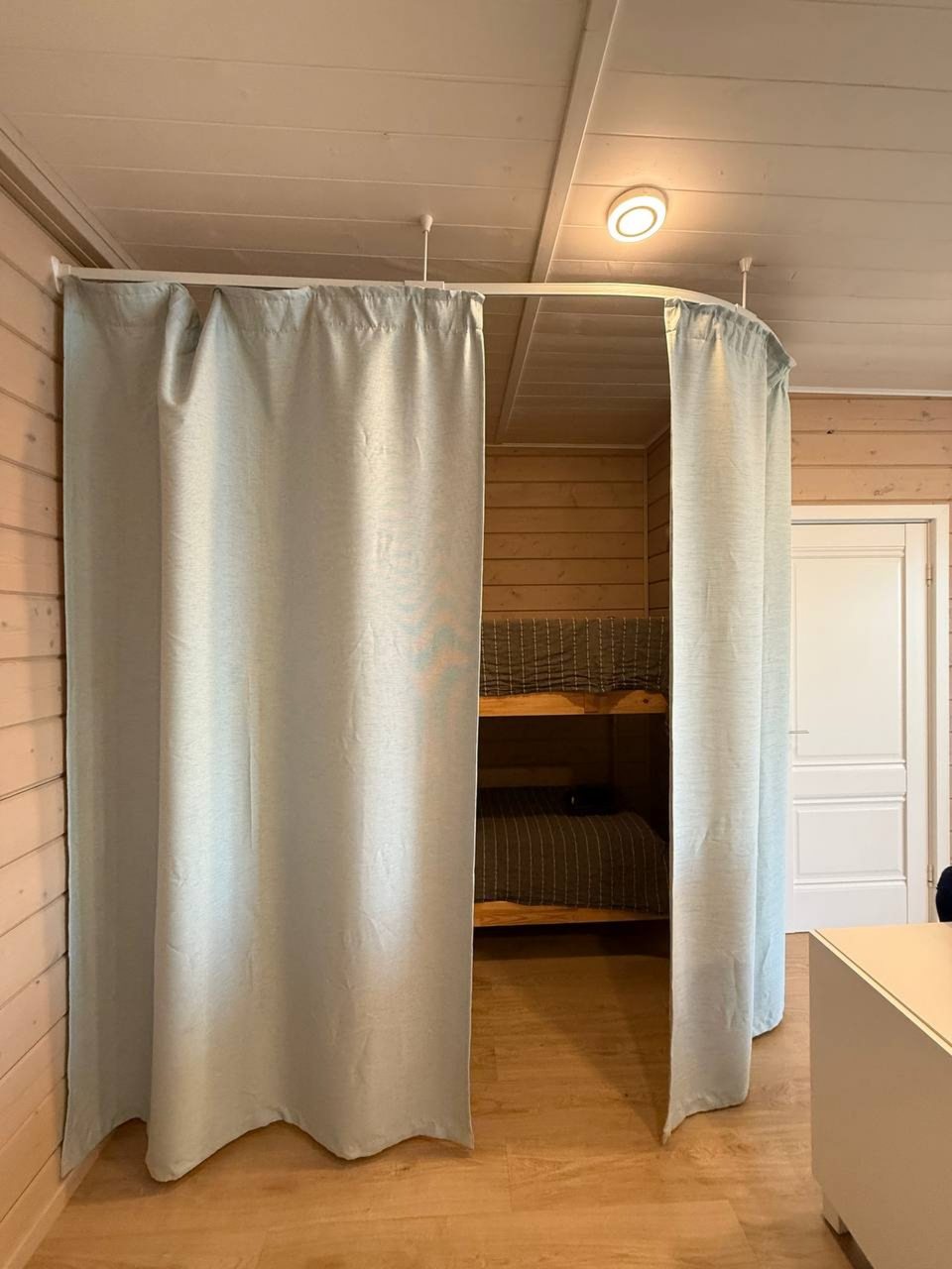 Дом (На воде), База отдыха Времена года