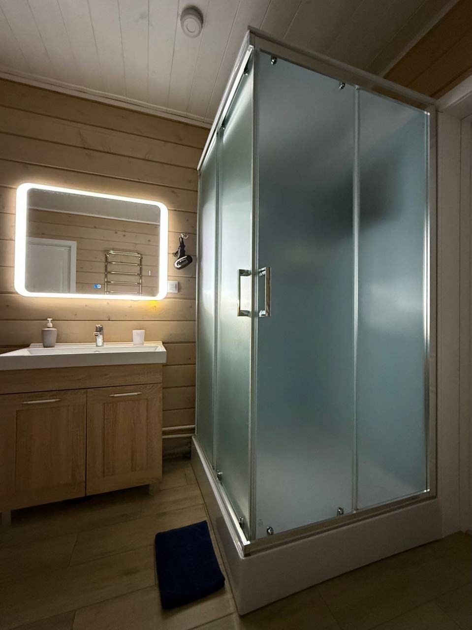 Дом (На воде), База отдыха Времена года