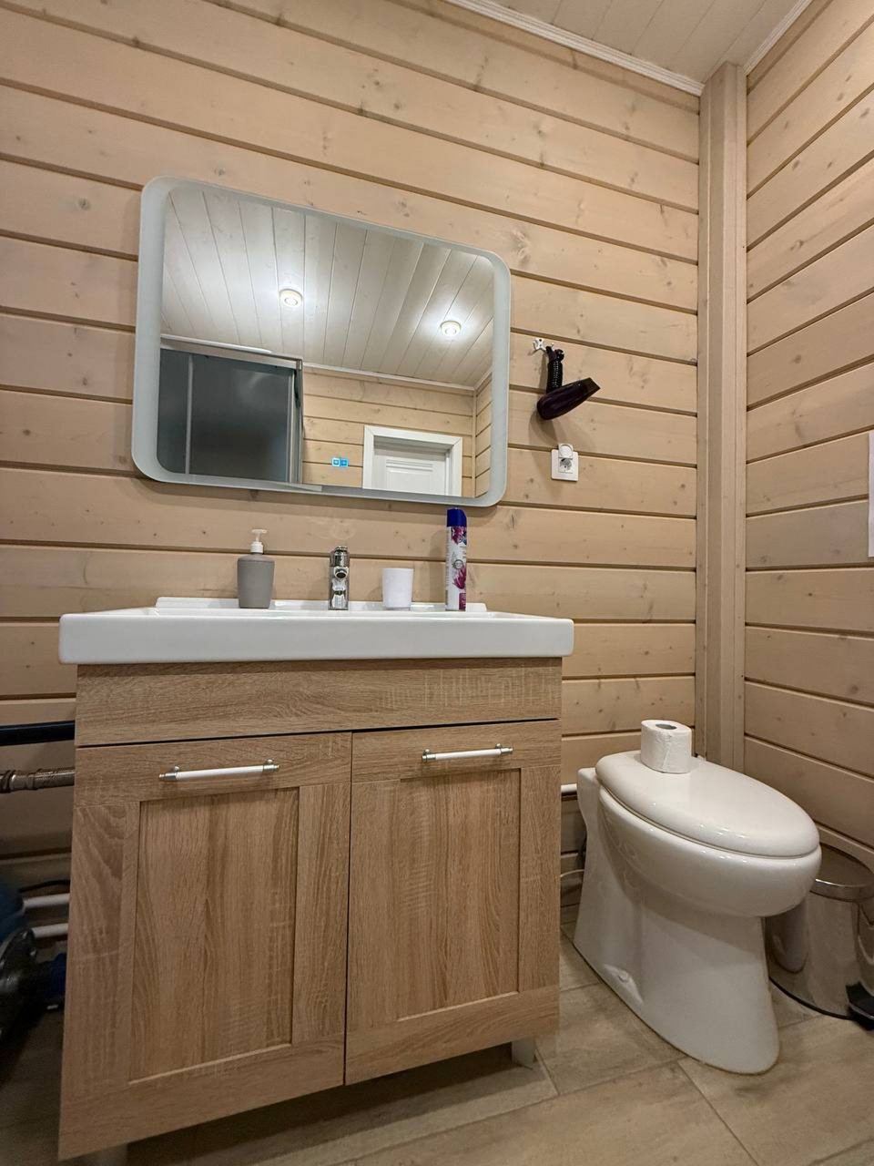 Дом (На воде), База отдыха Времена года