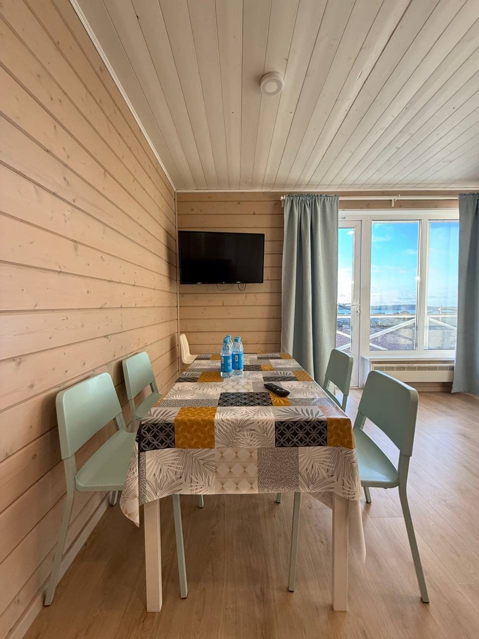 Дом (На воде), База отдыха Времена года