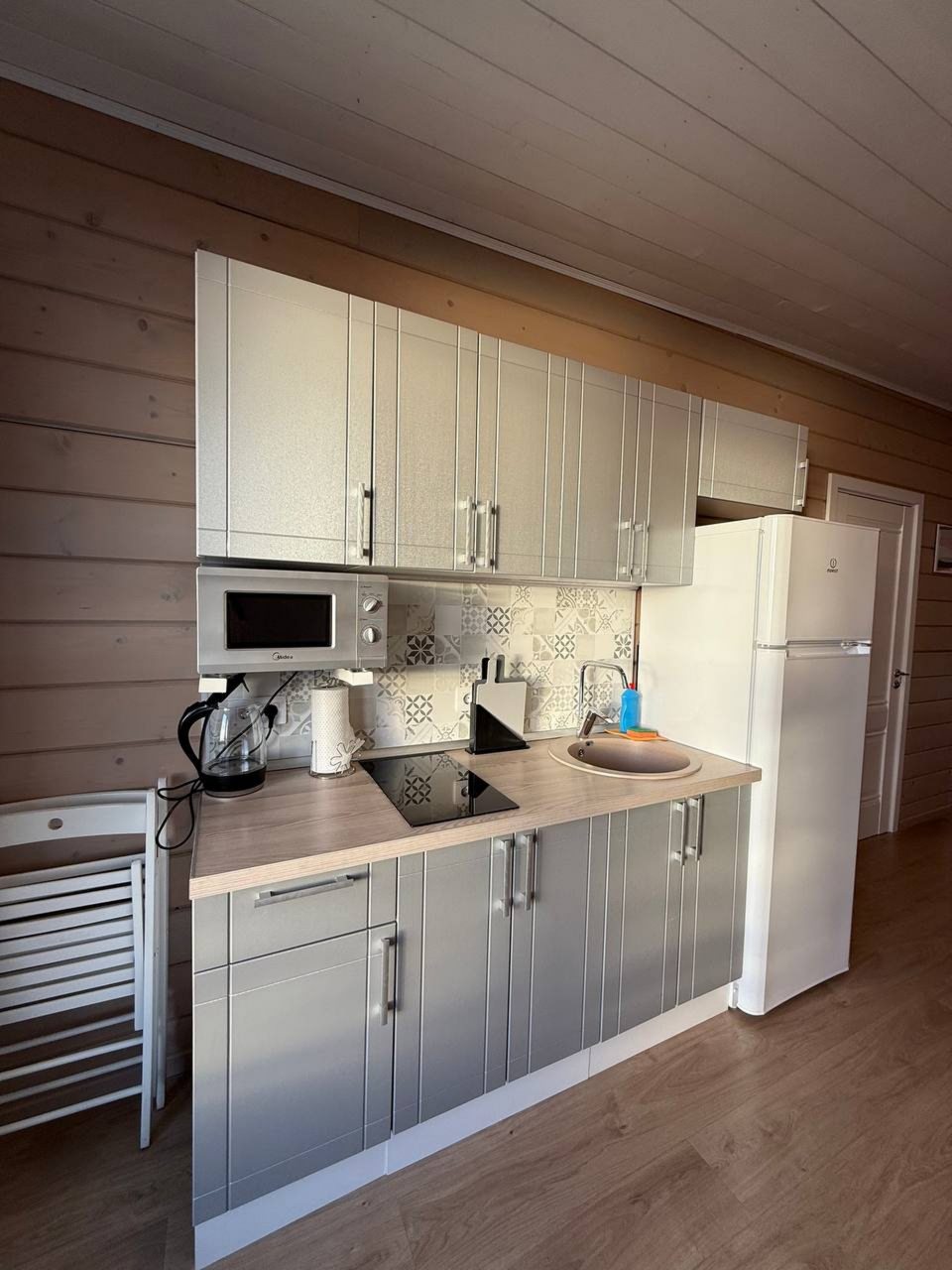 Дом (На воде), База отдыха Времена года