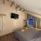 Коттедж (Цветной с террасой и двумя спальнями), База отдыха Времена года