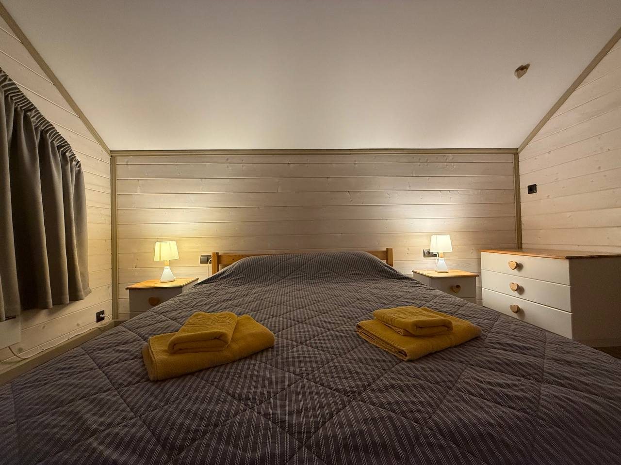 Коттедж (Цветной с террасой и двумя спальнями), База отдыха Времена года