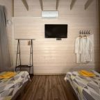 Коттедж (Цветной с террасой и двумя спальнями), База отдыха Времена года