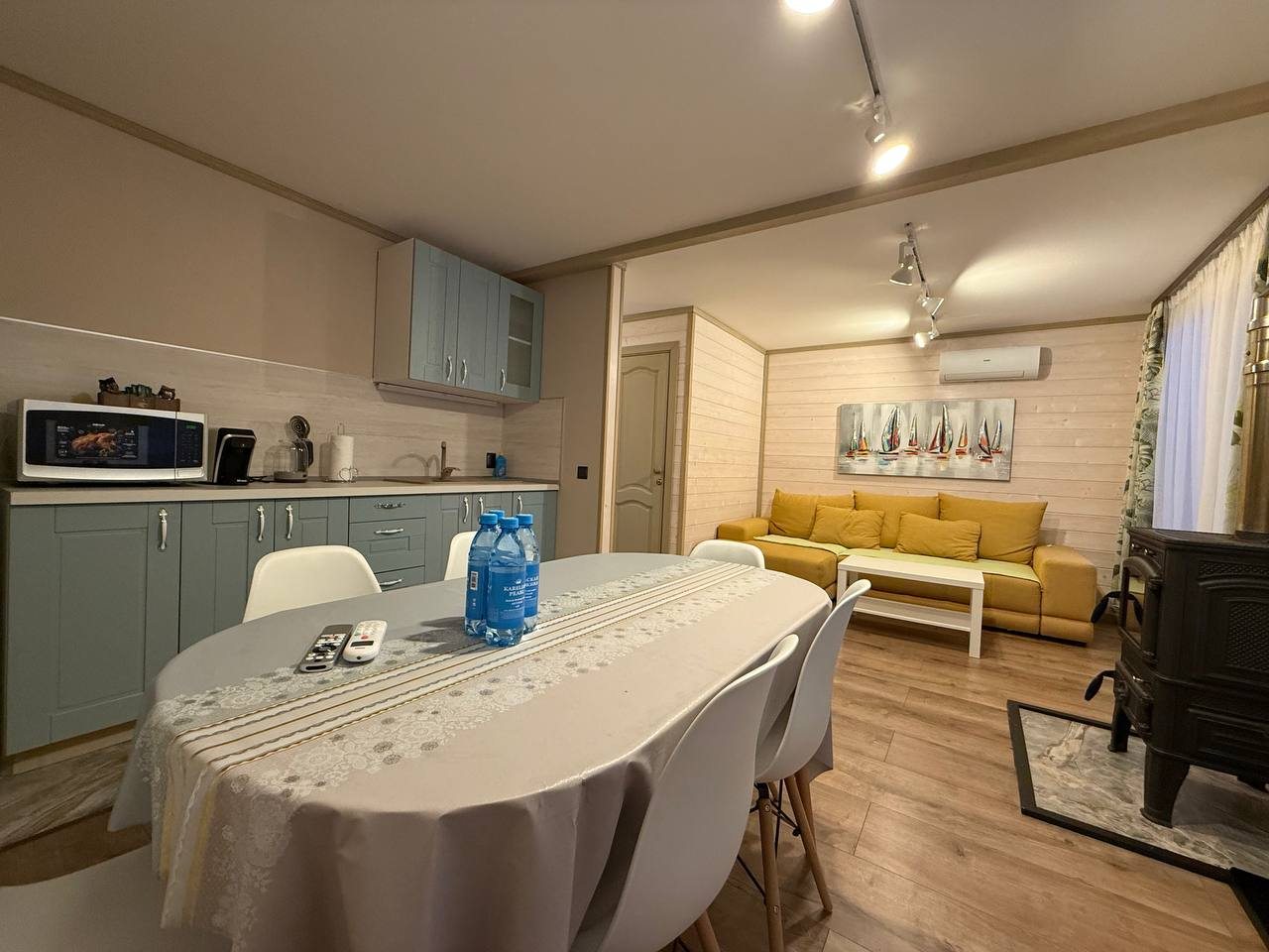 Коттедж (Цветной с террасой и двумя спальнями), База отдыха Времена года