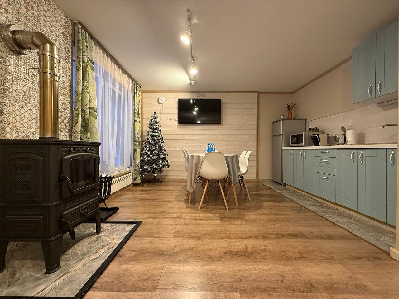 Коттедж (Цветной с террасой и двумя спальнями), База отдыха Времена года