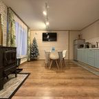 Коттедж (Цветной с террасой и двумя спальнями), База отдыха Времена года