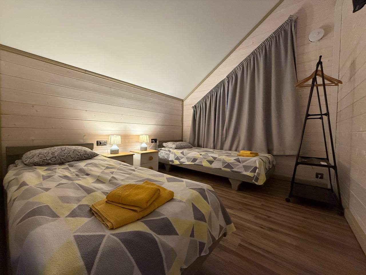 Коттедж (Цветной с террасой и двумя спальнями), База отдыха Времена года