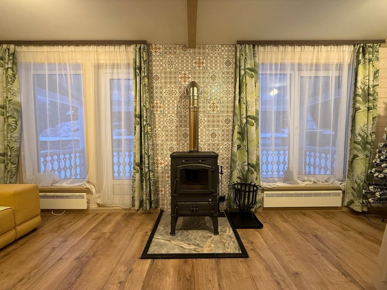 Коттедж (Цветной с террасой и двумя спальнями), База отдыха Времена года