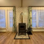 Коттедж (Цветной с террасой и двумя спальнями), База отдыха Времена года