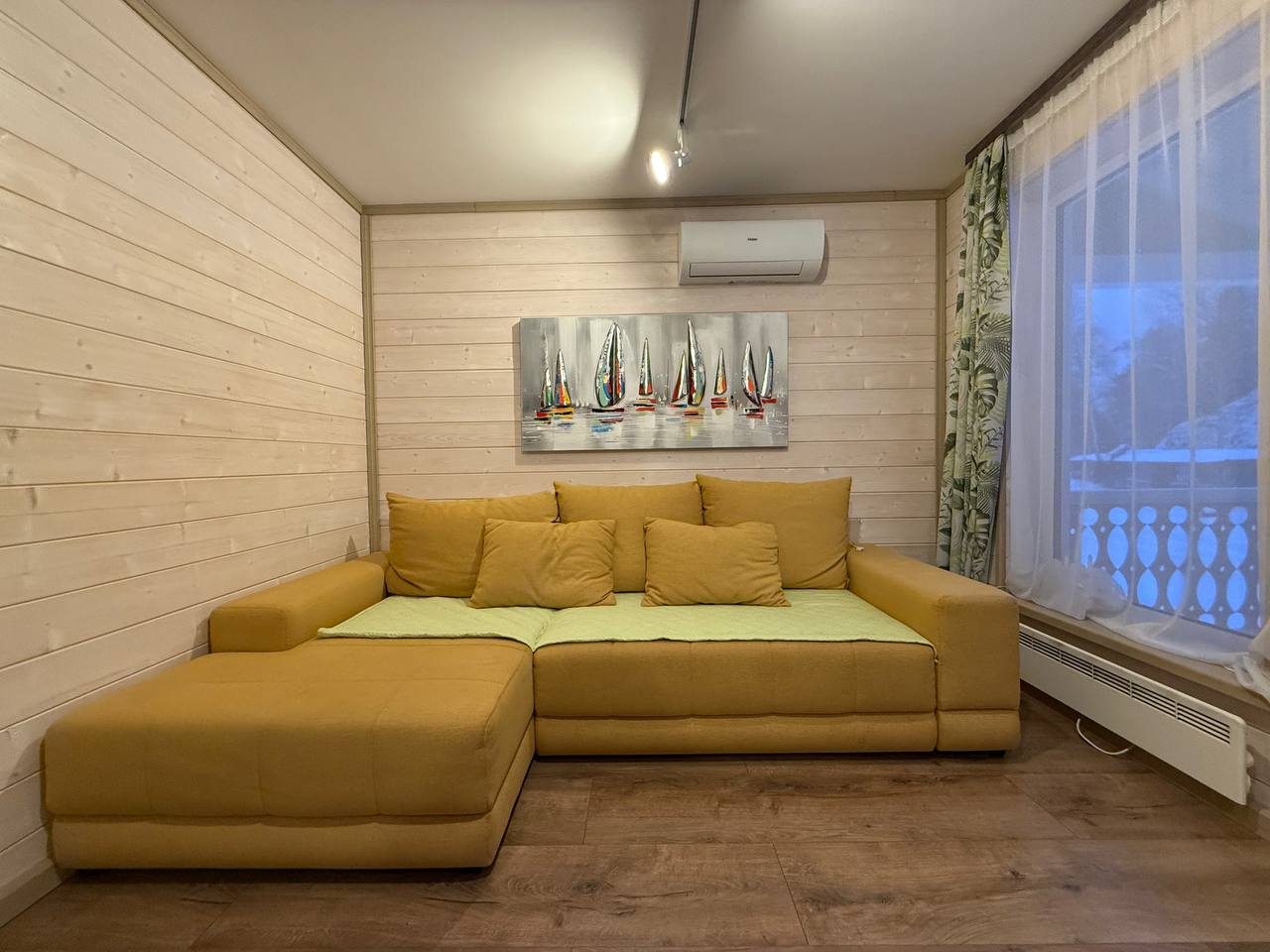 Коттедж (Цветной с террасой и двумя спальнями), База отдыха Времена года