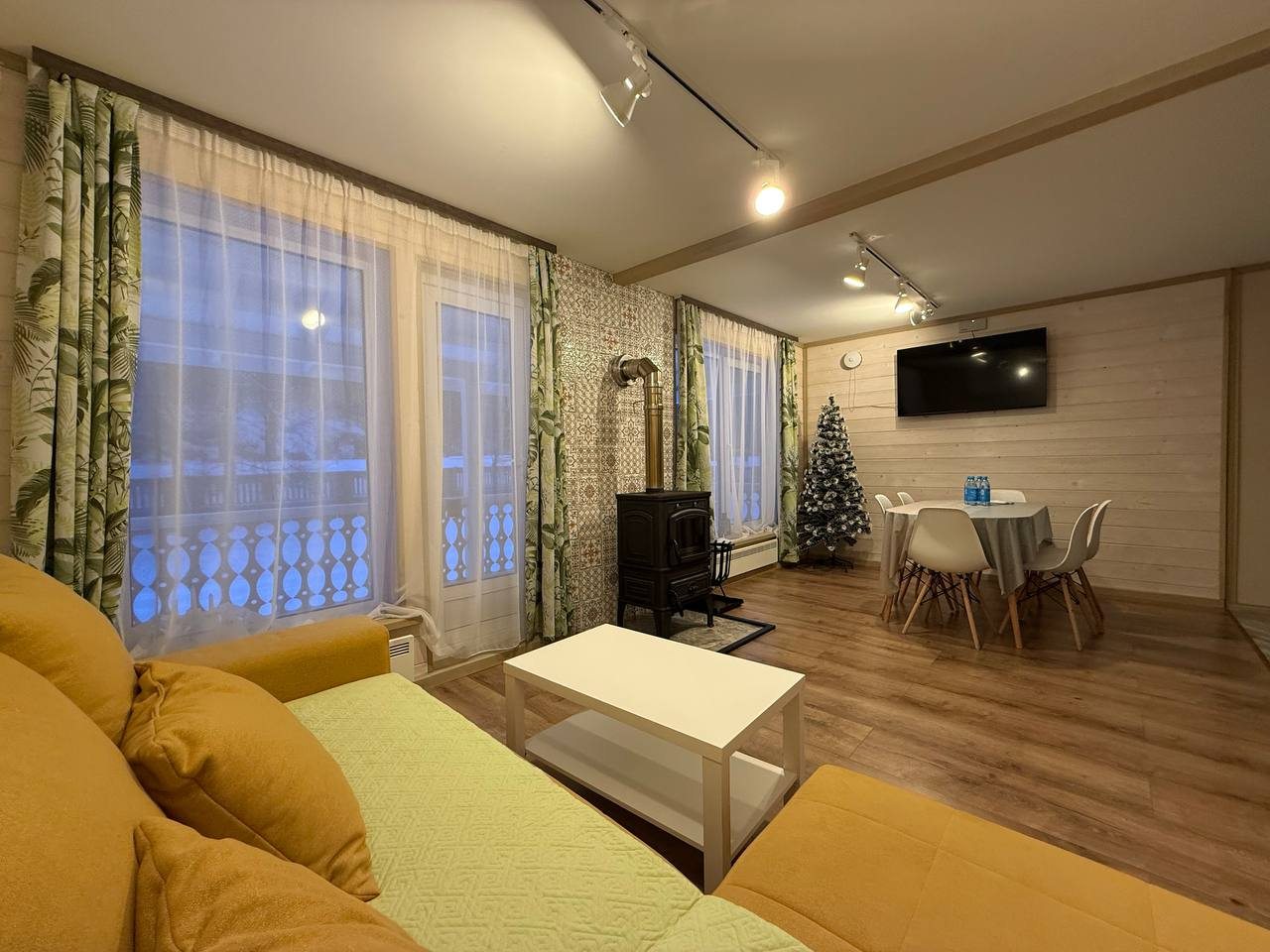 Коттедж (Цветной с террасой и двумя спальнями), База отдыха Времена года