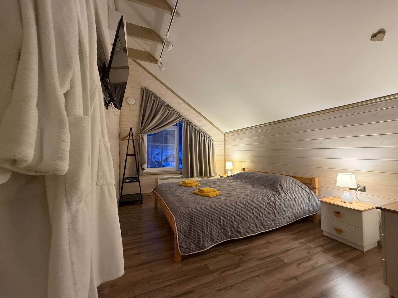 Коттедж (Цветной с террасой и двумя спальнями), База отдыха Времена года