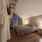 Коттедж (Цветной с террасой и двумя спальнями), База отдыха Времена года