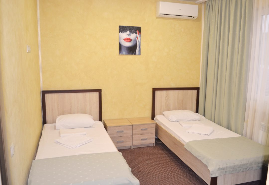 Двухместный (Двухместный номер с двумя кроватями с ванной комнатой) гостиницы StandArt, Адлер