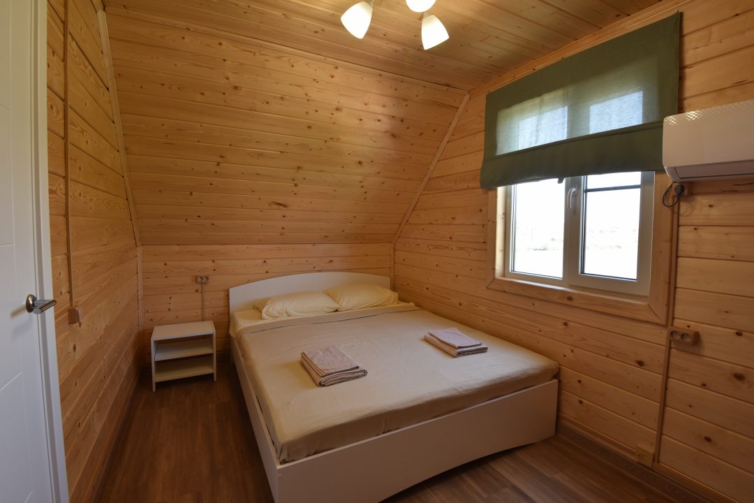 Комната  площадью 10 м² .В комнате одна двуспальная кровать (160х200 см), кондиционер,  прикроватные тумбочки, комод ,вешалка для одежды.