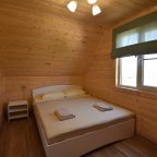Комната  площадью 10 м² .В комнате одна двуспальная кровать (160х200 см), кондиционер,  прикроватные тумбочки, комод ,вешалка для одежды.