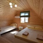 Комната  площадью 15 м² .В комнате двуспальная кровать (160х200 см), односпальная кровать(90х200 см), кондиционер,  прикроватные тумбочки, комод ,вешалка для одежды.