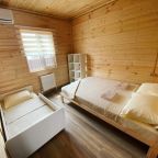 Комната  площадью 10 м² .В комнате одна двуспальная кровать (140х200 см), детская кровать (80х160см), кондиционер, вешалка для одежды, ЖК-телевизор.