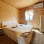 Комната  площадью 10 м² .В комнате одна двуспальная кровать (160х200 см), кондиционер, вешалка для одежды, ЖК-телевизор, прикроватные тумбы.
