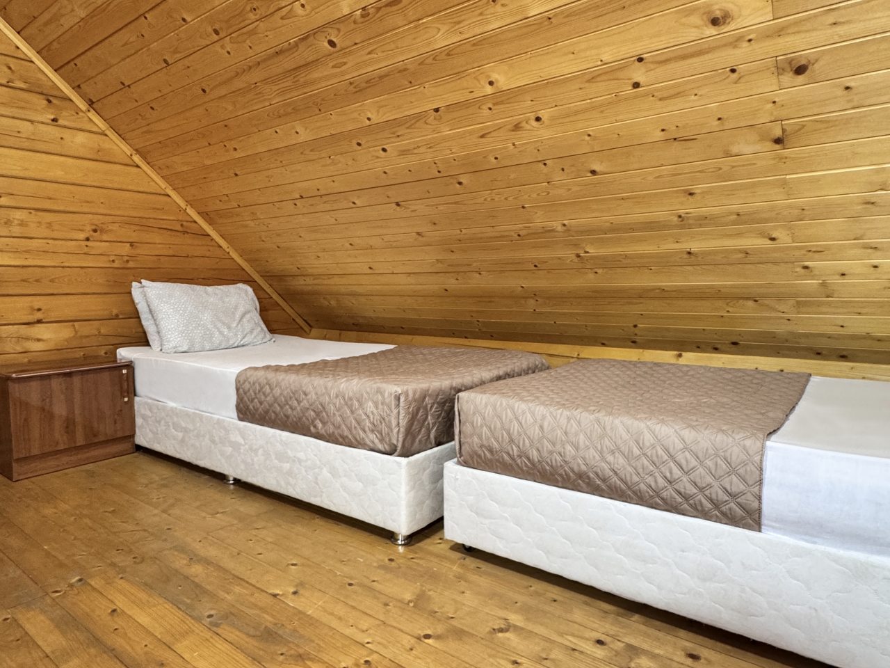 Двухкомнатный 4-х местный Домик Арабеска