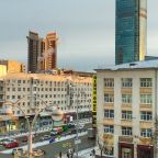 Вид из окна на БЦ "Высоцкий"