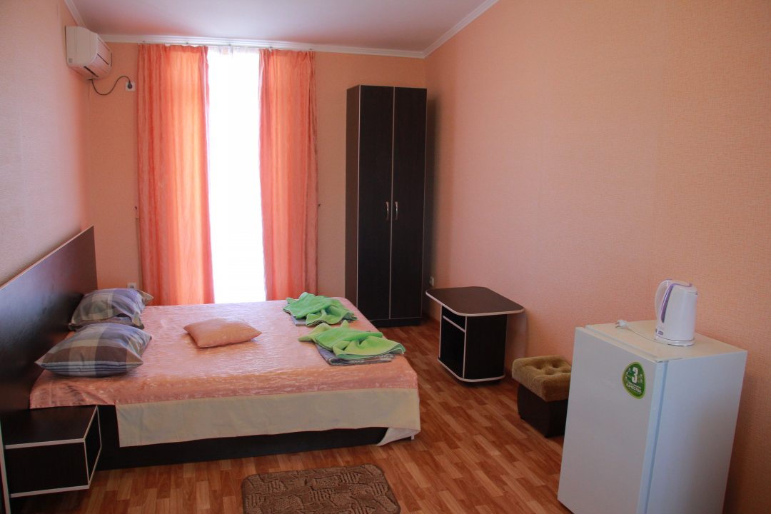 Трехместный (Улучшенный с одной кроватью и доп.местом) отеля Парус, Поповка, Крым
